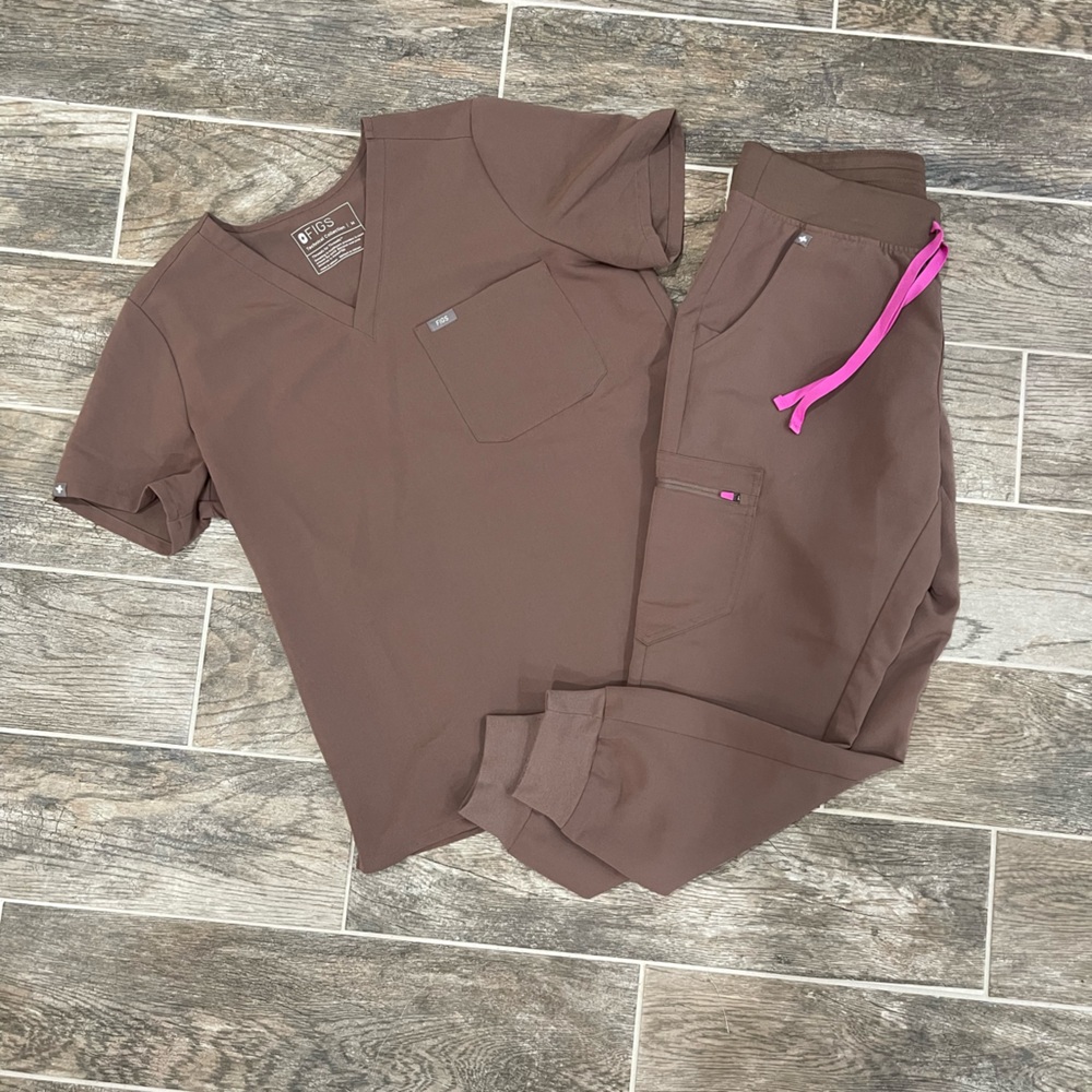 Figs Smokey Taupe set. Caterina top (M) and Zamora jogger (MP).